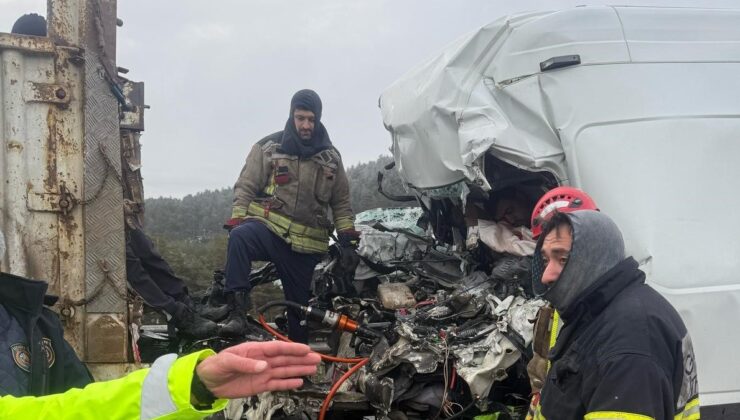 Bolu’da tıra çarpan minibüs hurdaya döndü