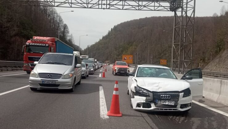 Bolu’da tünel girişi araçlar çarpıştı, 4 kişi yaralandı