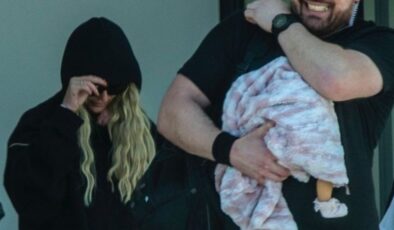 Britney Spears oyuncak bebekle gezerken görüntülendi