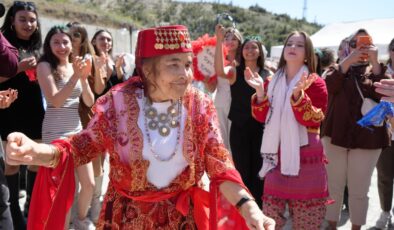 Burdur’da hiç evlenmeyen 69 yaşındaki kadın kına gecesi hayaline kavuştu