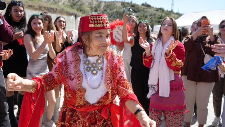 Burdur’da hiç evlenmeyen 69 yaşındaki kadın kına gecesi hayaline kavuştu