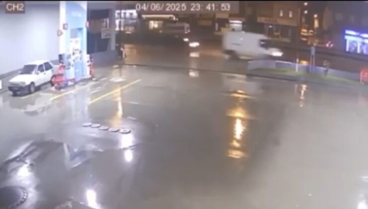 Bursa’da otomobil duvara çarptı