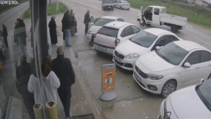 Bursa’da otomobil park halindeki araçlara çarptı