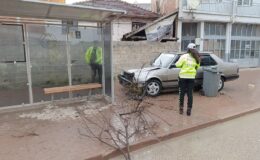Bursa’da polisten kaçan ehliyetsiz sürücü kaza yaptı