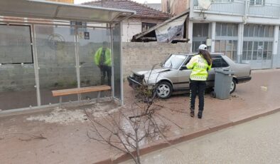 Bursa’da polisten kaçan ehliyetsiz sürücü kaza yaptı