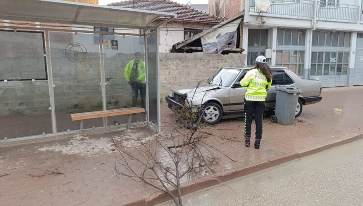 Bursa’da polisten kaçan ehliyetsiz sürücü kaza yaptı