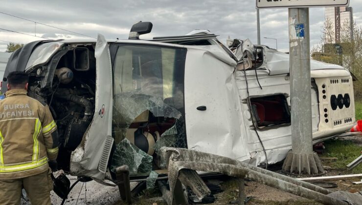 Bursa’da servis aracı bariyerlere çarptı