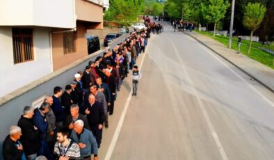 Bursa’da toplu bayramlaşma geleneği: Kuyruk 1 kilometreyi buldu