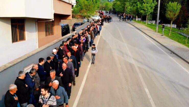 Bursa’da toplu bayramlaşma geleneği: Kuyruk 1 kilometreyi buldu