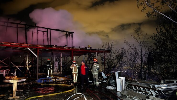 Bursa’daki baraka yangınını itfaiye kontrol altına aldı