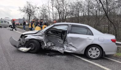 Bursa’daki kazada, hafif ticari araç ile otomobil çarpıştı