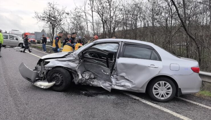 Bursa’daki kazada, hafif ticari araç ile otomobil çarpıştı