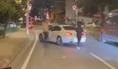 Büyükçekmece’de yol kesip aracı yumruklayan sürücü kameralara yansıdı