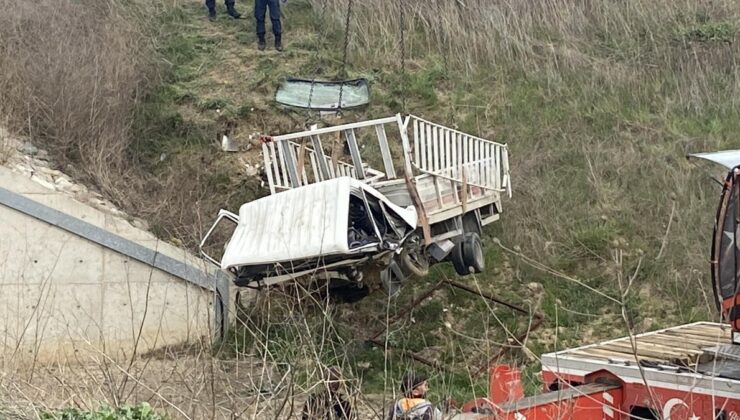 Çanakkale’de şarampole uçan kamyonetin ehliyetsiz sürücüsü öldü