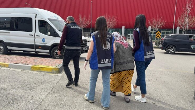 Çorum’da zabıta dilenci kovalamacası kamerada: Paralar çoraplardan çıktı