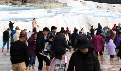 Denizli’de turistler Pamukkale’ye akın etti