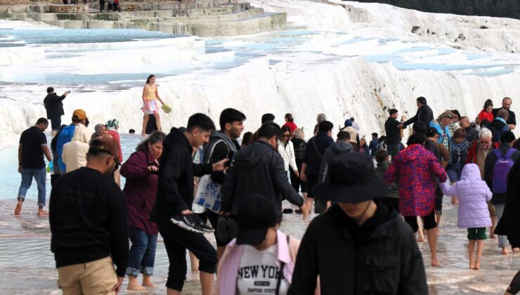 Denizli’de turistler Pamukkale’ye akın etti