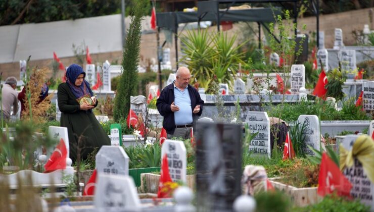 Depremzede illerde hüzünlü mezarlık ziyareti