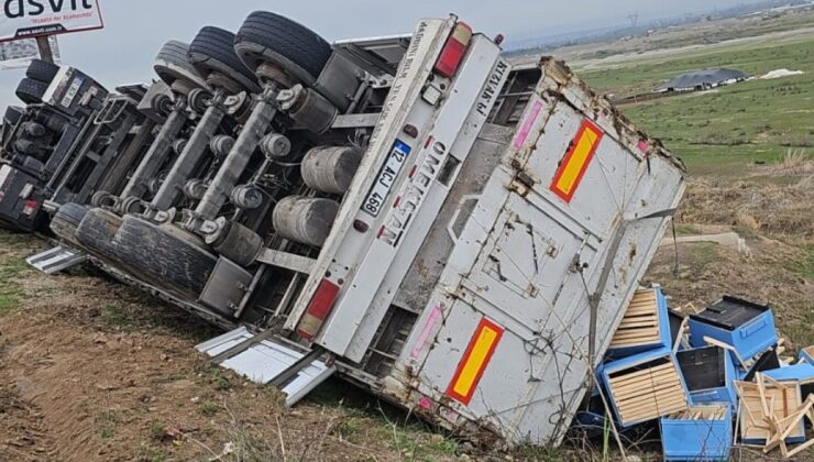 Diyarbakır’da boş kasa yüklü tır devrildi: 1 yaralı