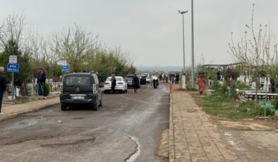 Diyarbakır’da Narin ve Rojin’in mezarlarına ziyaretçi akını