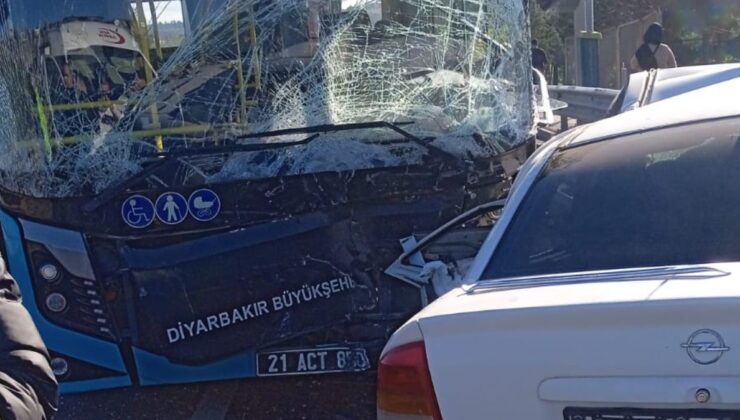 Diyarbakır’da otomobil ile belediye otobüsü kafa kafaya çarpıştı