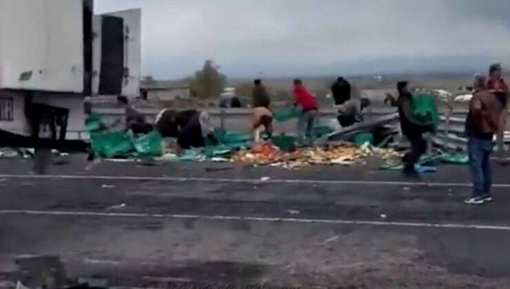 Diyarbakır’da tır kazası: Yola saçılan meyveleri araçlarına yüklediler