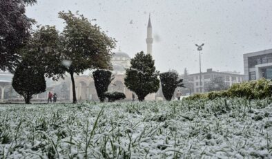 Düzce’de kar yağışı etkili oluyor