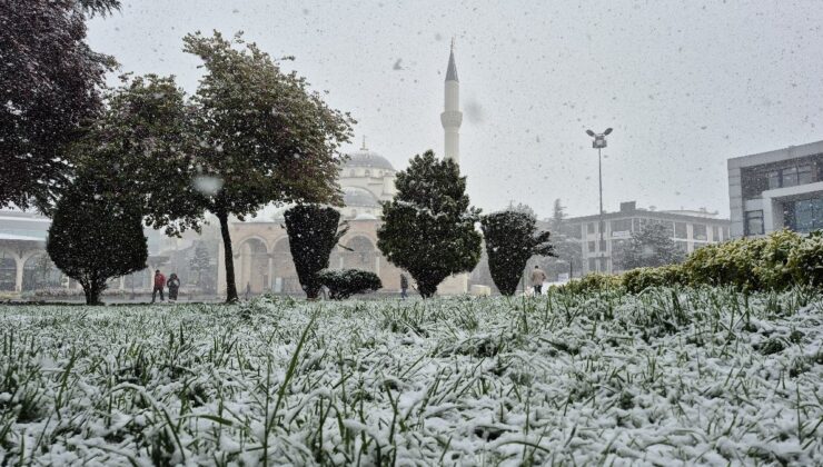 Düzce’de kar yağışı etkili oluyor