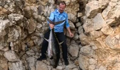 Edirne’de kıyıdan oltayla 30 kiloluk orkinos yakaladı