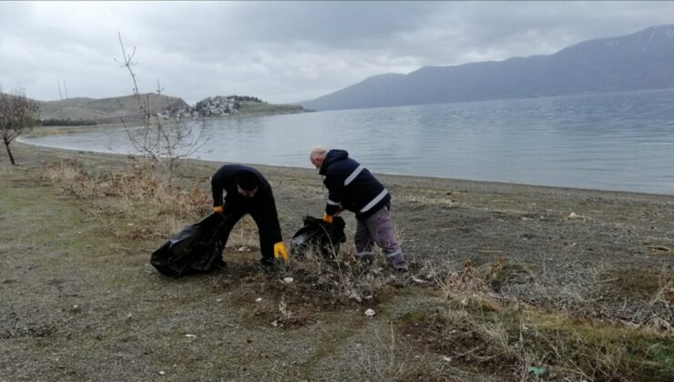 Elazığ’da Hazar Gölü çevresinde 7 ton çöp toplandı