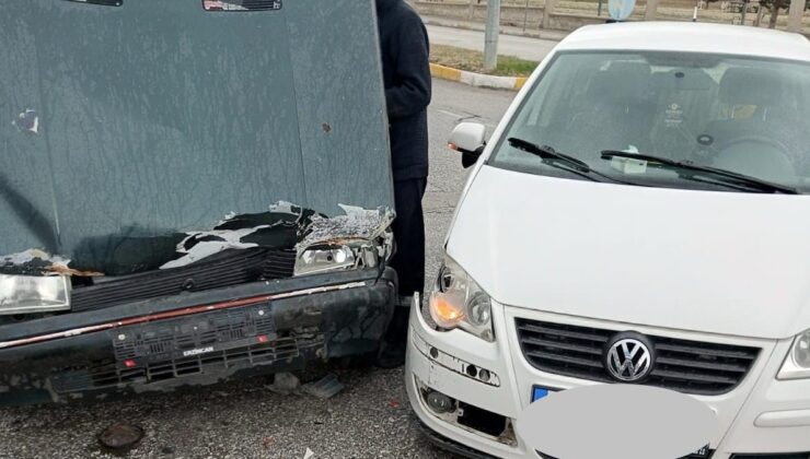 Erzincan’da iki araç çarpıştı
