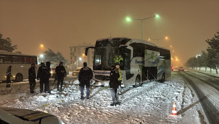 Erzincan’da otobüs direğe çarptı: 2 yaralı