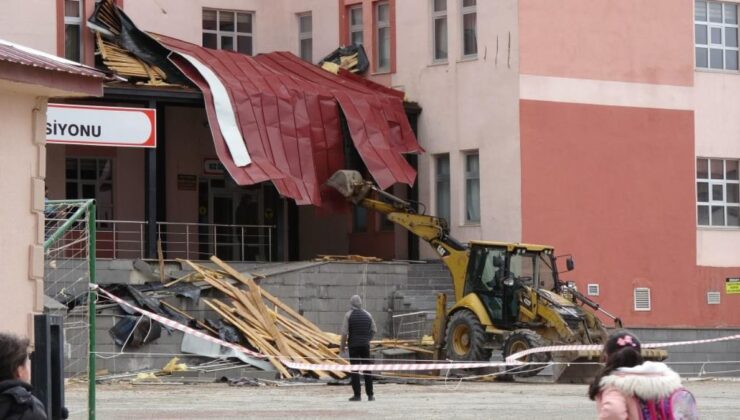 Erzurum’da fırtına: Çatılar uçtu, araçlar zarar gördü