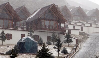 Erzurum’da kar yağışı etkili oluyor