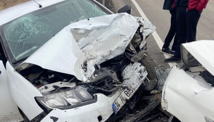 Erzurum’da viraja kontrolsüz giren otomobiller çarpıştı