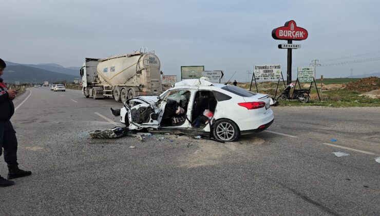 Gaziantep’te iş makinesi ile otomobil çarpıştı: 1 ölü 4 yaralı