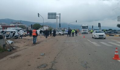 Gaziantep’te otomobil tırla çarpıştı: 2 ölü