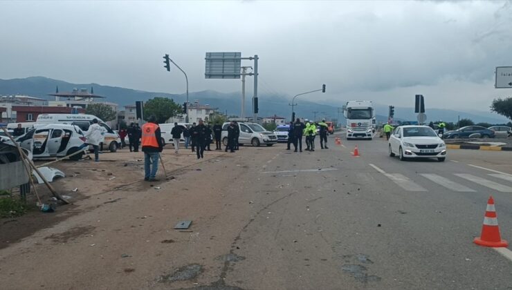 Gaziantep’te otomobil tırla çarpıştı: 2 ölü