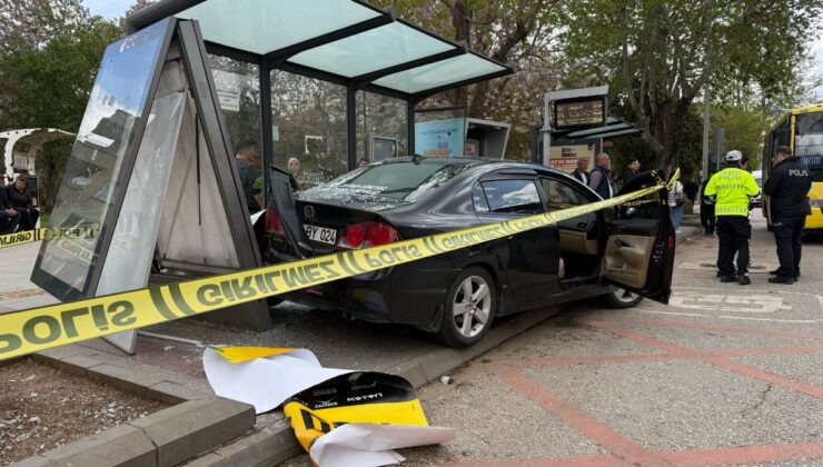 Gaziantep’te otomobille durağa girdi: 5 yaralı