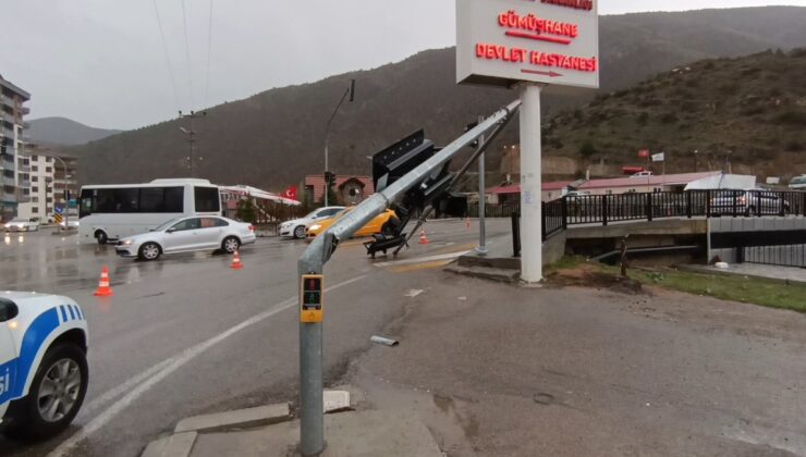 Gümüşhane’de fırtına, trafik ışıklarını devirdi