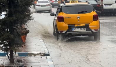 Hakkari’de aniden bastıran sağanak caddeleri göle çevirdi