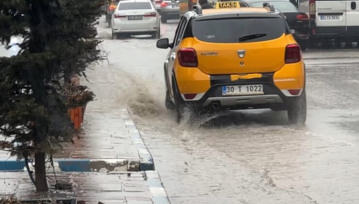 Hakkari’de aniden bastıran sağanak caddeleri göle çevirdi