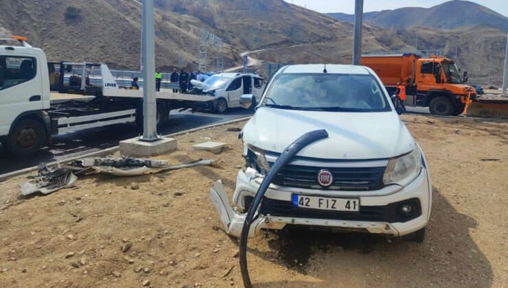 Hakkari’de iki araç çarpıştı: 8 yaralı