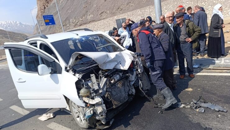 Hakkari’de kamyonetler çarpıştı: 8 yaralı