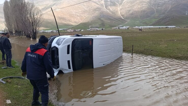 Hakkari’de köpeğe çarpmamak için kaza yaptı