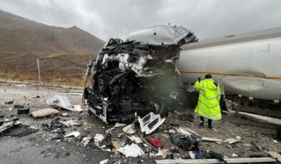 Hakkari’de otobüs ile tanker kafa kafaya çarpıştı: 1 ölü, 9 yaralı