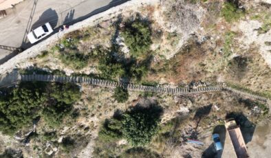 Hatay’da 107 basamaklı merdivenden çıkarak evlerine gidiyorlar