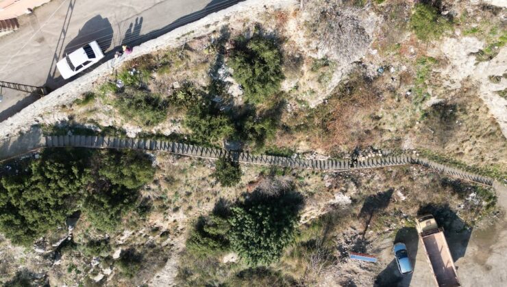 Hatay’da 107 basamaklı merdivenden çıkarak evlerine gidiyorlar