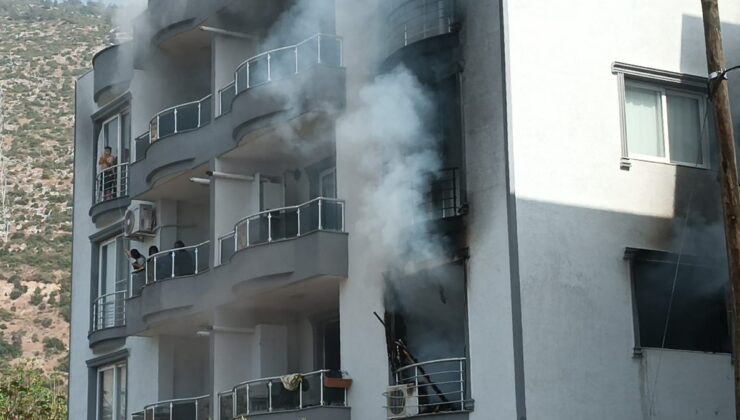 Hatay’da çıkan yangında 4 yaşındaki çocuk mahsur kaldı