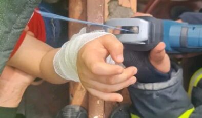 Hatay’da çocuğun kolu demir korkuluğa saplandı